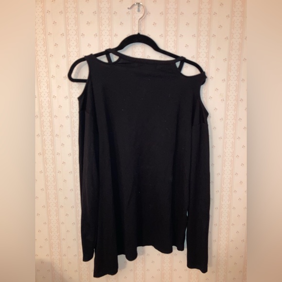 Cute asymmetrical black top with shoulder cutouts! In size medium - Picture 4 of 6